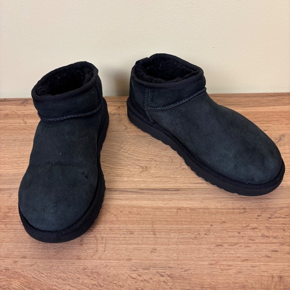 UGG Womens Classic Ultra Mini Boot Size 8 Black Suede Ankle Casual Comfort Warm - Picture 1 of 10